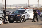 W&auml;hrend das Revier abgeriegelt ist, sind Stanton (Brandon Routh, r.) und West (Titus Makin Jr., l.) die einzige Einheit auf der Stra&szlig;e. Stanton will Pr&auml;senz zeigen, doch West gehen seine Methoden zu weit.