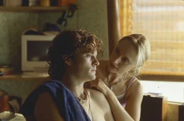 Nach dem Tode seines Vaters ist seine Mutter, Ms. Claire (Caroline Goodall, r.), die Person, der Shy (Orlando Bloom, l.) am meisten vertraut und die ihm immer versucht beizustehen. Aber auch sie kann ihm nicht mehr helfen ...