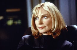 Chef&auml;rztin Dr. Beverly Crusher (Gates McFaden) geh&ouml;rte auch schon auf dem Vorg&auml;nger-Modell der Enterprise zur Crew.
