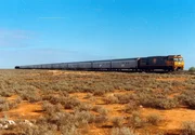 SWR EISENBAHN-ROMANTIK, "Wildwest-Express", am Dienstag (21.10.25) um 14:20 Uhr im SWR. Auf seiner 4.352 Kilometer langen Fahrt quer durch den australischen Kontinent rattert der "Indian Pacific-Express" durch eine der einsamsten Gegenden der Welt: die Nullarbor-Wüste, in der es Orte mit nur drei Einwohner:innen gibt und an deren Kargheit einst Goldsucher:innen und Erober:innen scheiterten. SWR EISENBAHN-ROMANTIK, "Wildwest-Express", am Dienstag (21.10.25) um 14:20 Uhr im SWR. Auf seiner 4.352 Kilometer langen Fahrt quer durch den australischen Kontinent rattert der "Indian Pacific-Express" durch eine der einsamsten Gegenden der Welt: die Nullarbor-Wüste, in der es Orte mit nur drei Einwohner:innen gibt und an deren Kargheit einst Goldsucher:innen und Erober:innen scheiterten.