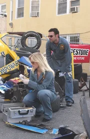 Ein Mechaniker eines Auto-Rennsport-Teams stirbt bei einem Feuer. Die Untersuchung führt das CSI-Team in die Welt des Automotorsports. Calleigh (Emily Procter) und Tim Speedle (Rory Cochrane) suchen am Unfallort zunächst nach Spuren. Ein Mechaniker eines Auto-Rennsport-Teams stirbt bei einem Feuer. Die Untersuchung führt das CSI-Team in die Welt des Automotorsports. Calleigh (Emily Procter) und Tim Speedle (Rory Cochrane) suchen am Unfallort zunächst nach Spuren.