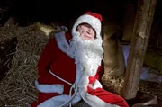 Zielonka (Michael Hanemann, l.), der wie jedes Jahr an Heiligabend in Hengasch den Weihnachtsmann gibt, wird von Kalle Nattkemper entf&uuml;hrt und in eine Waldh&uuml;tte verschleppt.