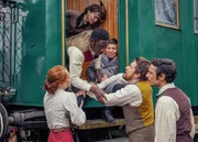 Der kleine Alberto (Cristian De Vergori, M.) hat sich während der Zugfahrt nach Brindisi schwer am Bein verletzt und muss sofort in ein Krankenhaus. Um dorthin zu gelangen, muss der Zug eine zerstörte Eisenbahnbrücke überqueren.