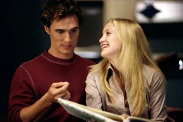 Nach und nach kommen sich Andie (Kate Hudson, r.) und Ben (Matthew McConaughey, l.) n&auml;her - und verlieben sich ineinander. Doch der Tag der Entscheidung, Redaktionsschluss und Firmenparty naht ...