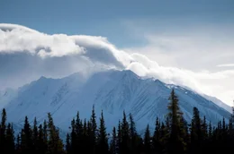 Kanada ist ein Land der Superlative: mit einer Fl&auml;che von beinahe zehn Millionen Quadratkilometern, mehr als zwei Millionen Fl&uuml;ssen und Seen, dem gr&ouml;&szlig;ten intakten Waldgebiet und der l&auml;ngsten K&uuml;stenlinie der Welt.
