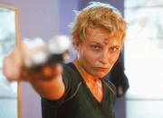 Mareike (Sanna Englund) dreht völlig durch und bedroht ihre Schwester und Dr. Stein... Mareike (Sanna Englund) dreht völlig durch und bedroht ihre Schwester und Dr. Stein...
