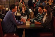 Sind über Barney und seine Taktik, Frauen flachzulegen, überrascht: Ted (Josh Radnor, M.), Marshall (Jason Segel, l.) und Robin (Cobie Smulders, r.) ...