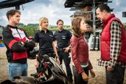 Melanie (Sanna Englund, 2.v.l.) und Mattes (Matthias Schloo, M.) werden Zeugen des Streits zwischen Nora (Mala Emde, 2.v.r.) und Winnie Bongartz (Kai Maertens, r.). Nora lässt sich von dem Geschäftspartner ihres Vaters den Umgang mit ihrem Freund Lenny (Diego Carlos Seyfarth, l.) nicht verbieten.
