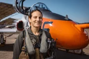 Studenten-Kapitän Steph Harris posiert neben einer T-45.