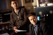 Javier Esposito (Jon Huertas, l.) und Kevin Ryan (Seamus Dever, r.) finden ein interessantes Detail über Melanie Rogers, die ermordet aufgefunden wurde, heraus ...