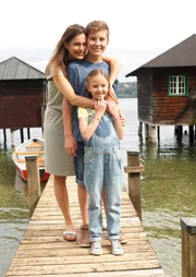 ARD UTTA DANELLA - LISA SCHWIMMT SICH FREI, Deutschland 2015, Regie Peter Stauch, am Freitag (27.03.15) um 20:15 Uhr im Ersten Die allein erziehende Mutter Lisa (Suzan Anbeh) lebt mit ihren beiden Kindern Jonas (Lars Fuhrmann) und Emma (Romy Butz) in einer traumhaften Villa am Starnberger See. ARD UTTA DANELLA - LISA SCHWIMMT SICH FREI, Deutschland 2015, Regie Peter Stauch, am Freitag (27.03.15) um 20:15 Uhr im Ersten Die allein erziehende Mutter Lisa (Suzan Anbeh) lebt mit ihren beiden Kindern Jonas (Lars Fuhrmann) und Emma (Romy Butz) in einer traumhaften Villa am Starnberger See.