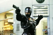 Murphy (Peter Weller) ersteht als RoboCop von den Toten auf.