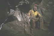 Prof. John Gunn erforscht die Entstehung der Treak Cliff Cavern im britischen Derbyshire. In der Höhle wird der seltene Edelstein Blue John abgebaut. Prof. John Gunn erforscht die Entstehung der Treak Cliff Cavern im britischen Derbyshire. In der Höhle wird der seltene Edelstein Blue John abgebaut.