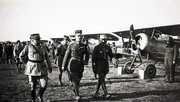 Gallipoli, Herbst 1915 – Generäle passieren das Flugzeug.