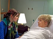 Zehn Jahre nach dem Tod ihrer Eltern erfährt Pauline Friedel (Paula Schramm, links) von ihrer Großmutter Ilse (Ingeborg Krabbe), dass sie adoptiert ist. Pauline kann und will das nicht glauben und verlässt die Klinik.