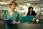 Das Opfer (Andreas Schlager) hatte ohnehin nicht mehr lange zu leben: Die Pathologin Brigita (Sarah Bauerett, li.) informiert Kommissarin Stascha Novak (Jasmin Gerat) &uuml;ber ihren Befund.