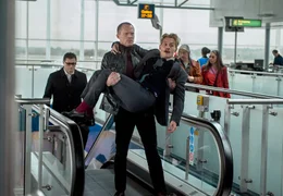 Als Mortdecai (Johnny Depp, vorne) von russichen Gaunern gekiddnapt wird, muss er auf die Hilfe seines Lakais Jock (Paul Bettany, M.) hoffen, wenn er dem Verh&ouml;r und der Folter des Kunstsammlers Romanov entkommen will ...