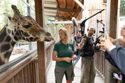 Making Of: Angelika Niedetzky (l.) und Lilian Klebow (r.) mit Giraffen im Zoo Schmiding