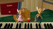 Hin und her, hin und her! Naya, Lu und Jo hüpfen und singen ihre erste Klaviermelodie.