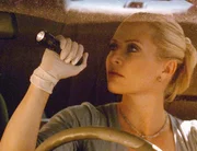 Ein deutsches Ehepaar aus Stuttgart wurde an einer Tankstelle &uuml;berfallen und der Ehemann wurde erschossen. Calleigh (Emily Procter) fotografiert den Innenbereich des Wagens und findet Blutspuren...