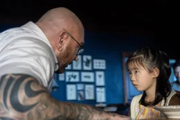 L-R: Leonard (Dave Bautista) und Wen (Kristen Cui)