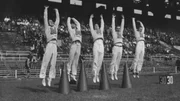 Cheerleading ist zu Beginn reine M&auml;nnersache. Erst im 2. Weltkrieg werden erste Frauenteams gebildet. Inzwischen gibt es immer mehr gemischte Cheerleading-Truppen.