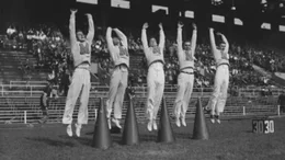 Cheerleading ist zu Beginn reine M&auml;nnersache. Erst im 2. Weltkrieg werden erste Frauenteams gebildet. Inzwischen gibt es immer mehr gemischte Cheerleading-Truppen.
