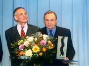 MDR Fernsehen IN ALLER FREUNDSCHAFT FOLGE 100, "Die Kehrseite des Ruhms". Die beiden Freunde Chefarzt Prof. Simoni (DIeter Belmann, rechts) und Prof. Reutter wurden beide für ihr medizinisches Lebenswerk auf dem Ärztekongress zu Leipzig nominiert. Wem wird der Ruhm gebühren?