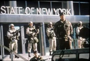 Unter dem tyrannischen General William Devereaux (Bruce Willis, vorne) wird in New York der Ausnahmezustand ausgerufen und somit den Terroristen unfreiwillig in die Hand gespielt ...