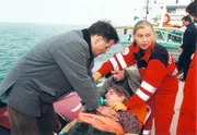 Dr. Heilmann (Thomas Ruehmann, rechts) konnte mit Hilfe der Flugambulanz den drogensuechtigen Tom (Tristan Boettcher, Mitte) sofort ausfindig machen. Koennen er und die Pilotin (Ute Hiersemann)Tom noch retten?