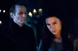 Werwolf Lucian f&uuml;hrt erfolgreich die Rebellion der Lykaner an. Sein Feldzug gegen die Vampire hat Aussicht auf Erfolg. Denn unter den Vampiren hat er mit Sonja (Rhona Mitra, r.), der Tochter des F&uuml;rsten der Finsternis (Bill Nighy, l.), hat er eine Unterst&uuml;tzerin gefunden ...