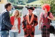 Abseits des Kitzbüheler Stadtfestes wird Universitätsprofessor Gilbert Kronheisl erschossen. Der Mörder war als Clown verkleidet und konnte so durch den Trubel unbemerkt flüchten. Lukas und Nina durchleuchten Kronheisl und finden heraus, dass er bei seinen Medizinstudenten mehr als unbeliebt war. Einer von ihnen, Christof Wiegele, befindet sich mit seiner Clownstruppe gerade am Stadtfest. Aber auch Kronheisls entfremdete Ehefrau Anna kam eben erst in die Stadt, um einige Dinge zu klären. Im Bild (v.li.): Jakob Seeböck (Lukas Roither), Andrea L'Arronge (Gräfin Schönberg), Heinz Marecek (Hannes Kofler), Ferdinand Hofer (Christof Wiegele).