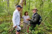 Der barfüßige Axel Schulz und Isabel Varell genießen das Waldbaden mit Achtsamkeit.