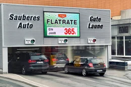 Die &bdquo;Mr. Wash&ldquo;-Filiale in Stuttgart bezeichnet sich als Deutschlands gr&ouml;&szlig;te Waschanlage. An Spitzentagen rollen 3.000 Autos durch die Waschstra&szlig;e.