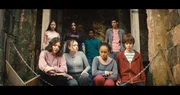 Bea (Aoife Hughes, v.-2.v.l.) tritt nun statt Monika mit der Control-Alt-Gruppe in der dritten Challenge gegen die Libellen-Gruppe an. Alle sind etwas hilflos, denn das Artefakt, das hier mal lag, ist nicht mehr da.