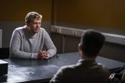 Porter (Reuben Joseph, M.) und Kirsten (am Bildrand) befragen Peter Ingles (Sam Redford, l.), der sich als russischer Spion entpuppt.