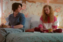 L-R: Abby Rivers (Elsie Fisher) und Gretchen (Amiah Miller)