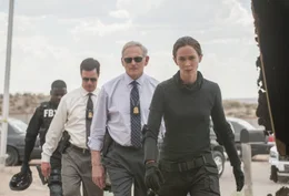 Als Kate (Emily Blunt, r.) hinter einer Wand dutzende Leichen findet, deute laut Dave Jennings (Victor Garber, 2.v.l.) alles darauf hin, dass diese im Zusammenhang mit dem Drogenkrieg stehen. Noch hat sie keine Ahnung, welche Folgen ihr Fund mit sich bringen wird ...