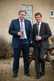 L-R: DCI John Barnaby (Neil Dudgeon) und DS Ben Jones (Jason Hughes)