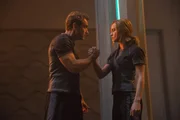 Yon-Rogg (Jude Law, l.); Carol Danvers/Captain Marvel/Vers (Brie Larson, r.)