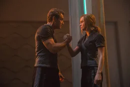 Yon-Rogg (Jude Law, l.); Carol Danvers/Captain Marvel/Vers (Brie Larson, r.)