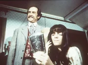 Der Perückenmacher Mr. Mason (Robert Gibbons, l.) präsentiert seine schönste Perücke an der hochnäsigen Nellie (Alison Arngrim, r.). Der Perückenmacher Mr. Mason (Robert Gibbons, l.) präsentiert seine schönste Perücke an der hochnäsigen Nellie (Alison Arngrim, r.).