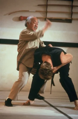 Doch Mr. Miyagi (Pat Morita, li.)