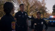 Officer John Nolan (Nathan Fillion) und Officer Celina Juarez (Lisseth Chavez) eilen zu einem akuten Einsatz, an dem ein unter Beschuss geratener Krankenwagen beteiligt ist.