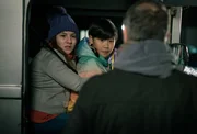 Rosie Lyons (Ruth Madeley) und ihr Sohn Lincoln (Aiden Li) stellen sich den Truppen entgegen, die ihr Haus umgeben.