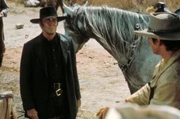 Frank (Henry Fonda, links) und "Mundharmonika" (Charles Bronson).