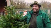 Klaus Marten Thorn freut sich, wenn der Tannenbaum in gute Hände kommt: Mindestens 10 Jahre Arbeit stecken in einer Tanne. Klaus Marten Thorn freut sich, wenn der Tannenbaum in gute Hände kommt: Mindestens 10 Jahre Arbeit stecken in einer Tanne.