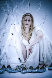 Auch Prinzessin Amanda (Inez Björg David) weiß nicht, warum ihre Schuhe und die ihrer 11 Schwestern jeden Morgen zertanzt sind.