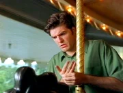 Der Vorwarnung zum Trotz starten George und seine Freundin das Karrussell. Während der Eröffnungsfahrt glaubt George plötzlich von etwas gebissen worden zu sein... Der Vorwarnung zum Trotz starten George und seine Freundin das Karrussell. Während der Eröffnungsfahrt glaubt George plötzlich von etwas gebissen worden zu sein...