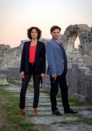 Stascha Novak (Jasmin Gerat) und ihr Kollege Emil (Lenn Kudrjawizki).